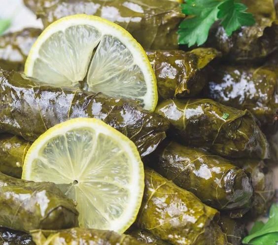 Zeytinyağlı yaprak sarması, sağlıklı beslenmenin lezzetli bir yolu.