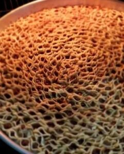 Geleneksel sunumda, altın sarısı kızarmış Kayseri Tepsi Mantısı